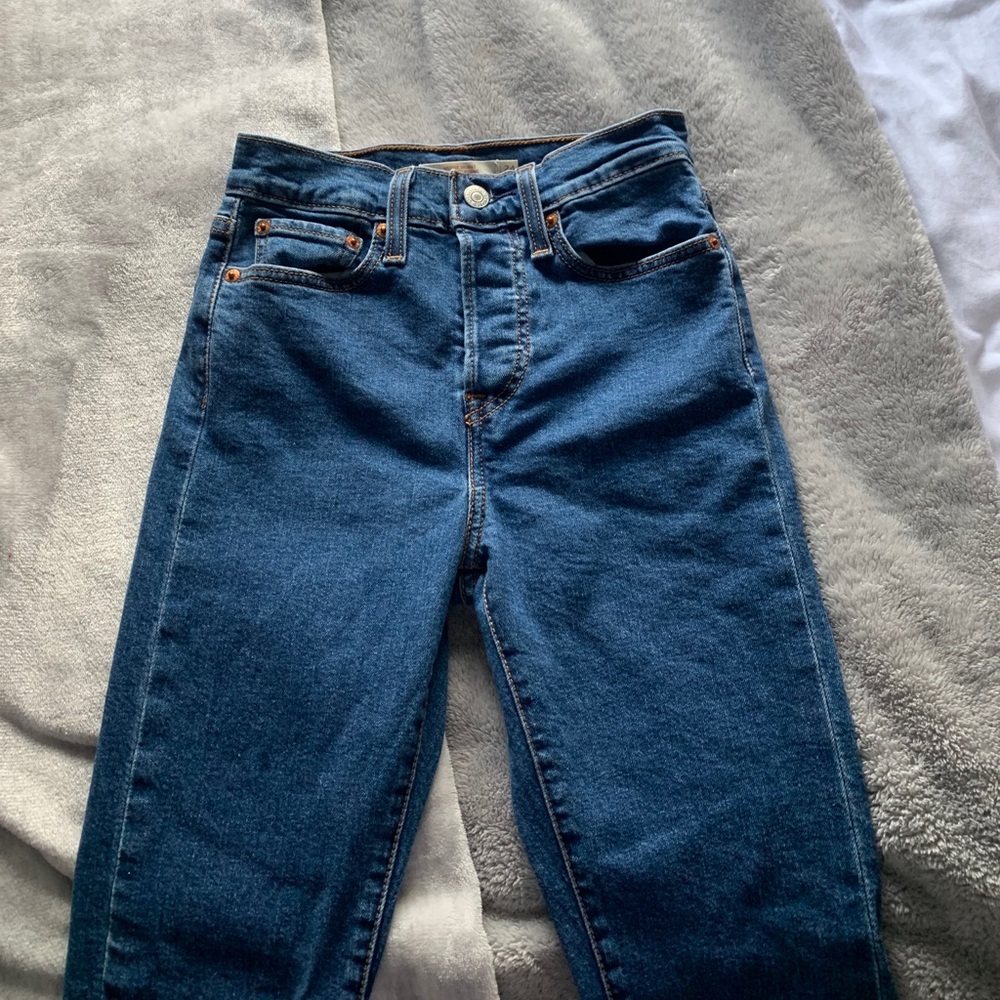 Levis Wedgie Straights size 24